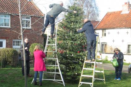 251211 Xmas tree erection IMG 0019 3x2